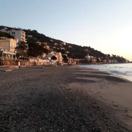 Alojamento de Acomodação e Pequeno-almoço Nido Sul Mare Alassio
